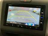 リバースギアに入れるだけで後方の表示へ切り替わります。夜間や雨の日の駐車も楽になりますよ。