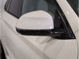 【BMWミラー】視認性の高いスタイリッシュなミラー。自動防眩機能も付いており夜間のドライビングをサポートします。