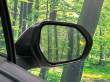 【ブラインドスポットモニター】走行中、ドアミラーの死角になりやすい箇所に後続車が接近するとサイドミラーのレンズに警告を表示!ドライバーに注意喚起をしてくれます。