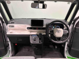 明るいコーディネートカラーに包まれた運転席空間。フロントガラス面積や位置取りが良く、Aピラーの内装色や形状にこだわることで前方・右前・左前方向の視認性がいいですよ!