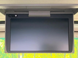 【フリップダウンモニター】大画面モニターで後席でもエンタメをお楽しみいただけます。小さなお子様にも大人気の装備です♪