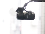この車にはリアにもドライブレコーダーを装備しております◆映像・音声などを記録する自動車用の装置です。 もしもの事故の際の記録はもちろん、旅行の際の思い出としてドライブの映像を楽しむことができます。