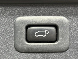 【パワーバックドア】スマートキーや運転席のボタンを押すだけでリアゲートが自動で開閉します!荷物を持っている時や、高い位置にあるバックドアを閉める際に便利な機能です♪