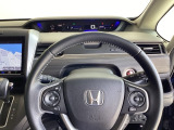 Hondaセンシング搭載ミリ波レーダーと単眼カメラで、クルマの前方の状況を認識。ブレーキやステアリングの制御技術と協調し、安心・快適な運転や事故回避を支援する先のシステムです