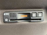 【ETC】有料道路を利用する際に料金所で停止することなく通過できる、ETC車載器(ノンストップ自動料金収受システム機器)が装備されています。セットアップを行うことで利用可能になります。