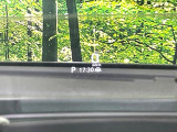 【ヘッドアップディスプレイ】現在の速度や走行情報をデジタル表示で運転席前方のガラスに投影!運転中、目線をずらさず必要な情報を確認できるのでとっても便利で安心!