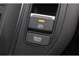 ブレーキホールドをONにすればブレーキペダルから足を離しても停車状態が続きます。信号待ちや渋滞時などに便利な機能です。