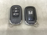 スマートキーを装備しています。鍵を差し込むことなくドアロックの開け閉めと、スタートボタン操作でのエンジンスタートができます。ボタン操作でトランクが開けられる電動テールゲートのボタンもついています。