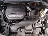 【BMWエンジン】革新的なガソリン・エンジン・テクノロジーによる高性能かつ高効率。レスポンスの良いパワーを発揮。常にスムーズな吸気を実現しアクセル開度にダイレクトに反応しドライビングを楽しく演出。