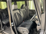 乗降がしやすい運転席。高さが調節できて小柄な方でも運転しやすいポジションをとることができます。