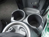車内はドリンクホルダーや収納スペースも多く、使い勝手も良好です♪