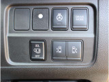 ハンズフリーオートスライドドア〈両側〉(挟み込み防止機構付)は運転席からの開閉も可能です。足だけでも、開く& 閉まる。まるで、魔法のトビラです。お子様の誤操作防止のためのOFFスイッチも付いています。