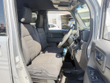 運転席シート廻りは使用感も少なく、良好な状態となっています。前オーナー様が丁寧に使っていたことがよくわかりますね。