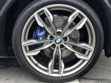 BMW純正21インチホイール。洗練されたデザインで、足元の個性を引き立てます。