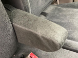 【アームレスト】運転中の身体の負担を軽減してくれるアームレストを装備♪