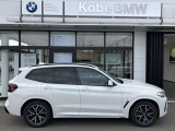 【BMWの伝統-3】BMWのお車は、&ldquo;駆け抜ける歓び&rdquo;を体現しております。走行の安定性とコーナリングの良さを追求し、思い通りにハンドルの操作可能です。