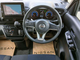 視界が良く操作しやすい運転席 様々なスイッチ類が安全と快適をお届けいたします。