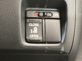 【片側パワースライドドア】片側がパワースライドドアになっており、運転席のスイッチやスマートキーでも開閉が可能です!開口部も広いので乗り降りも楽々♪