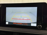 後方の見える安心をお届けするバックガイドモニター付:バックするときのアシストラインもあって楽々バック!車庫入れや縦列駐車をサポートし、苦手な駐車も安心です!今やもう手放せない装備ですネ♪