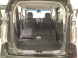 リアシートの背もたれを倒してさらに広々としたトランクスペースになります。段差も少なく荷物の出し入れもしやすくなっています。