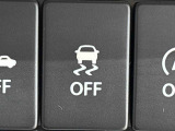 VSC&TRCでコーナリング中の横滑り制御や,発進・加速時のタイヤ空転を抑えてアクセル操作を容易にします。ON/OFF可能。