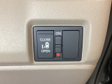 左側電動スライドドアは運転席からでも操作ができるように、ハンドル付近に開閉の操作スイッチが付いています。