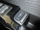 運転席&助手席シートヒーターが付いてます。寒い冬でもスイッチONで座面をあたたかくして、ドライブをさらに快適にしてくれます。HIとLOの2段階に温度設定が可能です。