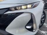 【LEDヘッドライト】悪天候や夜間走行時も良好な視界を確保し安心して運転できる高輝度LEDヘッドライトを装備!点灯速度が早く、消費電力も抑えられています。