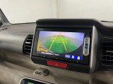 後方の死角をしっかりカバーするバックカメラ付き。駐車が苦手な方にも安心です。