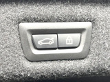 ●電動リアゲート:ワンタッチでリアゲートの開閉ができ、荷物などで両手が塞がっている状態でも簡単に開閉ができる便利機能です。