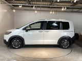 狭い駐車場でも、スライドドアならチャイルドシートへのお子さまの乗降や荷物の積載もスムーズ。とても便利な【両側電動スライドドア】ドアハンドを少し引くだけでリアドアが自動開閉します。