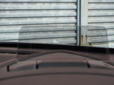 運転視界の遠方上方に虚像を投影することで前を見ながら情報の視認ができます。本当にドライバーが必要な情報を適切に伝え、楽しんで頂くことを考えた新世代装備です。※虚像は1.5m前方に浮かぶイメージです。