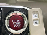 【Hondaスマートキー】カバンやポケットに入れたままでもドアの施錠・解錠が可能なスマートキーを装備。エンジンのオン・オフ時もカギを取り出す必要が無いからとっても便利です♪