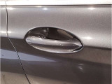 【デザインとの融合】BMWデザイナーが創り出したボディデザインを損なう事のない様に配置とデザインに拘っています。ドアノブについてもBMWの拘りに妥協はありません。