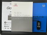スマートキーは鍵をバッグに入れたままでもドアロックの開閉やエンジンのON・OFFができます。夜間や雨の日も鍵を探さなくて良いので便利です。