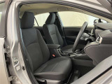 【運転席&助手席】シートは黒を基調にした落ち着いたデザインです。クリーニング済みですので清潔感があり気持ち良く乗っていただけます♪