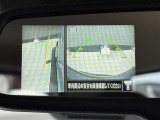 【サイドカメラ】ボタン一つで助手席側の死角になりがちな映像へ切り替え。狭い路地でのすれ違いや、左側への幅寄せ、縁石への接近を画面で確認できて安心です。