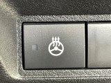 【ステアリングヒーター】冬場に冷たくなりやすい革巻きステアリングを、スイッチ一つで素早く適温に!エアコンよりも早く温まってくれるので、寒い日の運転も快適になりますね♪