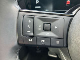 左側にオーデイオやナビのコントロールができるスイッチ、運転中は手を放さず手元で操作可能なんです!