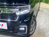 【LEDヘッドライト】悪天候や夜間走行時も良好な視界を確保し安心して運転できる高輝度LEDヘッドライトを装備!点灯速度が早く、消費電力も抑えられています。
