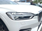 【LEDヘッドライト】ハイビームを先行車や対向車にあてず、その両サイドではハイビーム照射を維持。見える範囲が段違いに広くなりました。北欧神話に登場するトールハンマーをモチーフにデザイン。