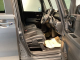 【ベンチシート】運転席と助手席の移動もスムーズ!狭い駐車場での乗り降りや、お子様の乗り降りにも便利です。座席の間にコンソールボックスやドリンクホルダーがないため、車内空間が広く感じます。