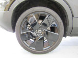 タイヤサイズ フロント:235/45R20 リア:255/40R20