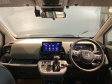 フロントガラスが大きく、ワイドな視界で運転もしやすくなるように設定されています。視認性のよいインパネ周りです。操作スイッチやカップホルダーも使いやすい位置に配置されています。