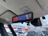 リアのカメラの画像を表示する『スマートルームミラー』で荷物いっぱいでも後部が見えます。