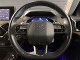 スッキリとまとめられた運転席周りで、運転を楽しくさせる内装です。