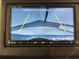 リバースギアに入れるだけで後方の表示へ切り替わります。夜間や雨の日の駐車も楽になりますよ。
