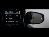 隣車線を走る車両をレーダーで検知し、ドアミラーでは確認しにくい後側方エリアに存在する車両に加え、急接近してくる車両も検知します。車両を検知するとドアミラーに搭載されたLEDインジケーターが点灯します。