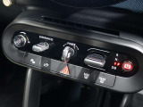 バッテリー始動、シフトボタンはトグルスイッチ式になります。ドライビングモードを切り替えるMINI エクスペリエンスモードも付いており、運転を盛り上げます。