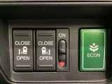リアドアは乗り降りに便利な両側電動スライドドアです。また運転席に座っていながらスイッチ操作で自在にスライドドアを開け閉めできます。燃費に役立つECONボタンもここです。